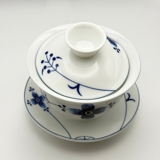 Porzellan Gaiwan „Sihua“ – Symmetrie der vier Blüten (140 ml)