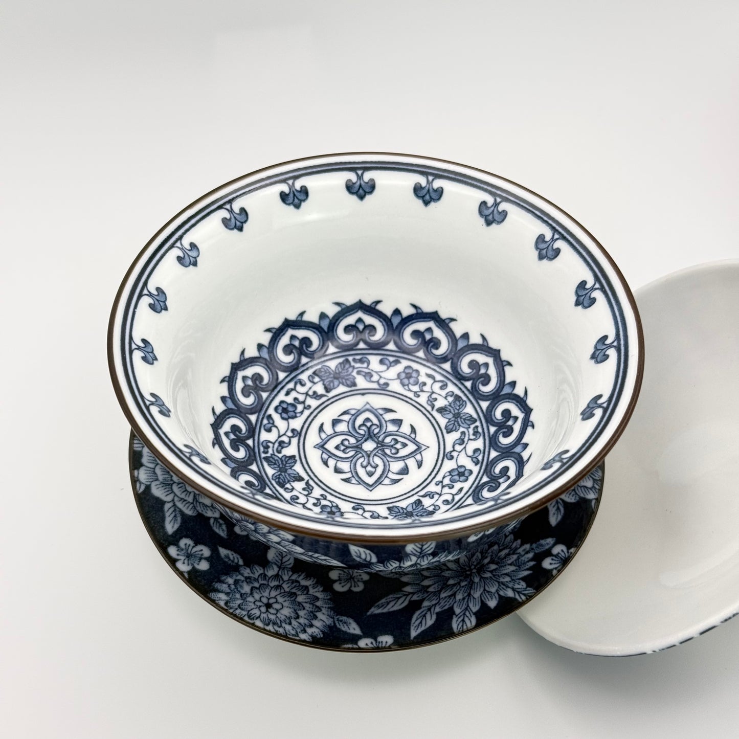 Porzellan Gaiwan „Jinghua“ – Florale Pracht (120 ml)