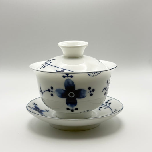 Porzellan Gaiwan „Sihua“ – Symmetrie der vier Blüten (140 ml)